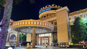 Ein Hotel Eingang mit einer runden Lobby, einer goldenen Statue und einem Schild mit der Aufschrift "YONG YUAN BAVET".