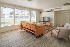 Living area - Pool + Fire Pit + Games Phoenix Oasis (Phoenix)