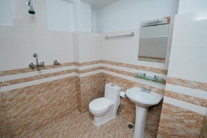 Vierbettzimmer, Stadtblick | Badezimmer | Handtücher, Seife, Shampoo, Toilettenpapier