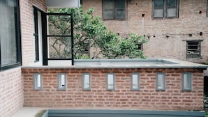 A brick building with a flat roof and multiple windows. - ye layeku boutique hotel pvt ltd (Kathmandu)