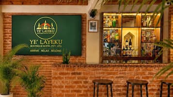 Eine Bar mit einer Beschilderung für Ye Layeku Boutique Hotel Pvt. Ltd. und einer Auswahl an Flaschen.