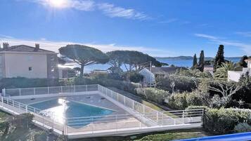 Hồ bơi ngoài trời