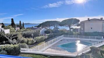 Hồ bơi ngoài trời