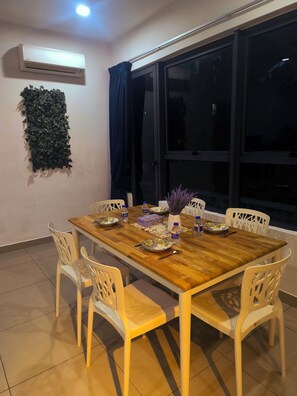 Dining - 10 mins from KLCC cozy place to stay (Kuala Lumpur)