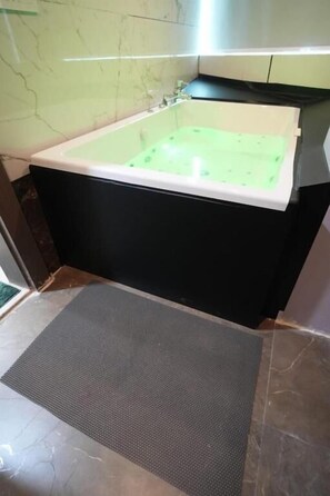 淋浴設備、拖鞋、毛巾、肥皂