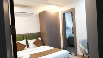 Desk, laptop workspace, free WiFi