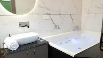 Ducha, albornoces, zapatillas y toallas