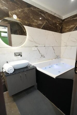 Ducha, pantuflas, toallas, jabón