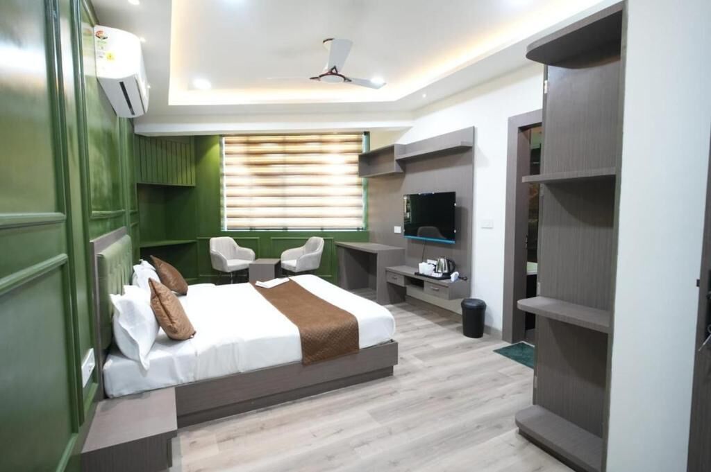 Desk, laptop workspace, free WiFi