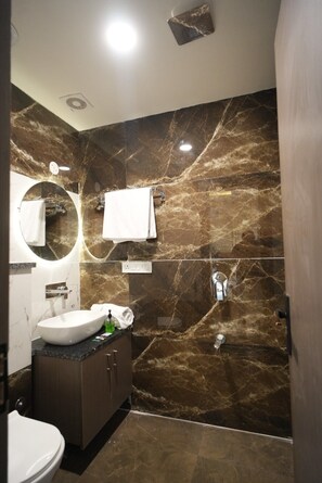 Rom – deluxe | Bad | Dusj, tøfler, håndklær og såpe