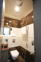 Deluxe Room | Bathroom | Shower, bathrobes, slippers, towels