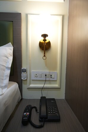 Desk, laptop workspace, soundproofing, free WiFi - park amber (Hisar)