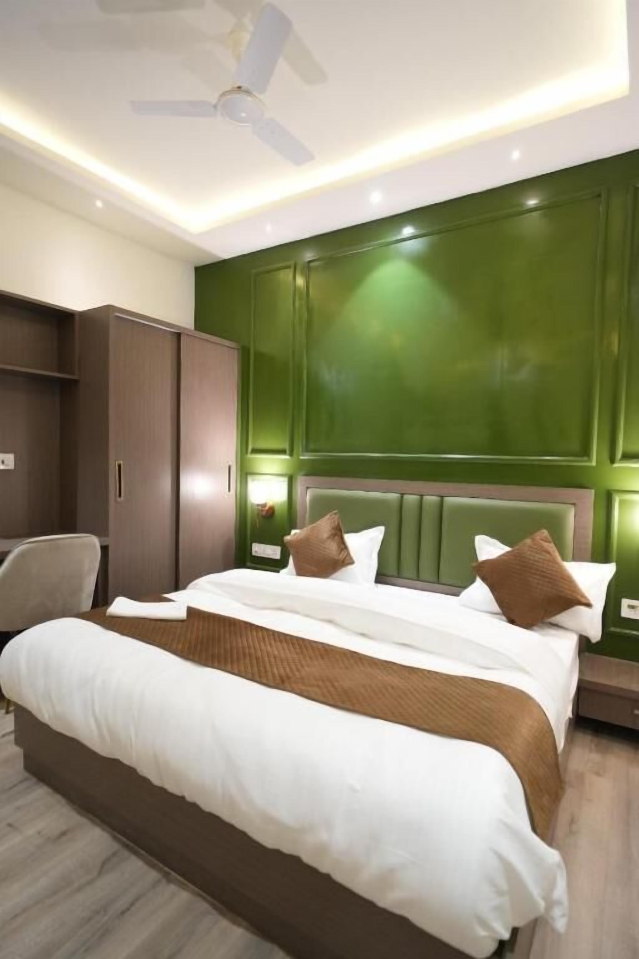 Skrivebord, skrivebord for bærbar PC og wi-fi (inkludert)