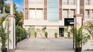 Ein modernes Gebäude mit dem Schriftzug "TOWNH".