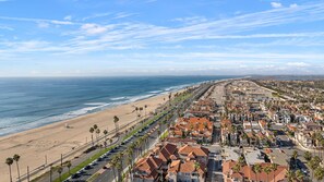 Ranta lähistöllä, aurinkotuoleja, rantapyyhkeitä