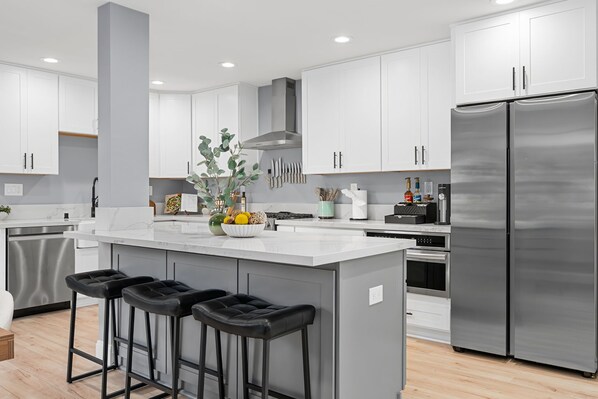 Jääkaappi, mikroaaltouuni, uuni, liesi