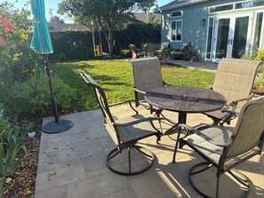 Outdoor dining - 2-bedroom family friendly house near Orange Circle and Disney (Orange)