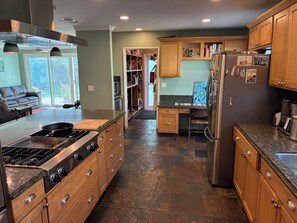 Microondas, horno, parrilla de estufa y lavavajillas 