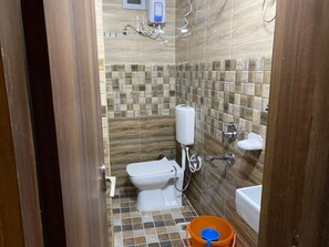 Deluxe Room | Bathroom | Shower, free toiletries, soap, shampoo - New Hotel Tuk Tuk Palace (Ranchi)