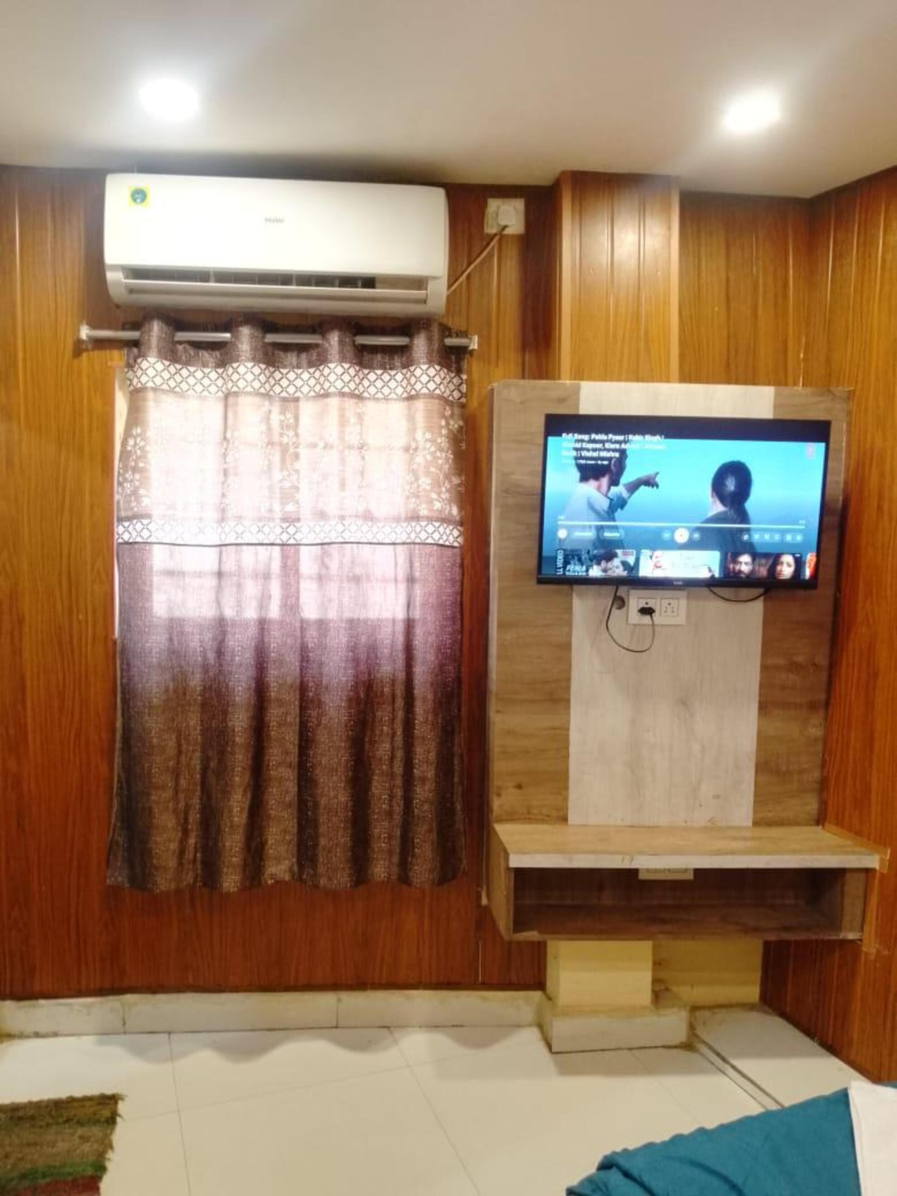 Deluxe Room | Rollaway beds, free WiFi, bed sheets