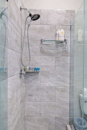 Douche, sèche-cheveux