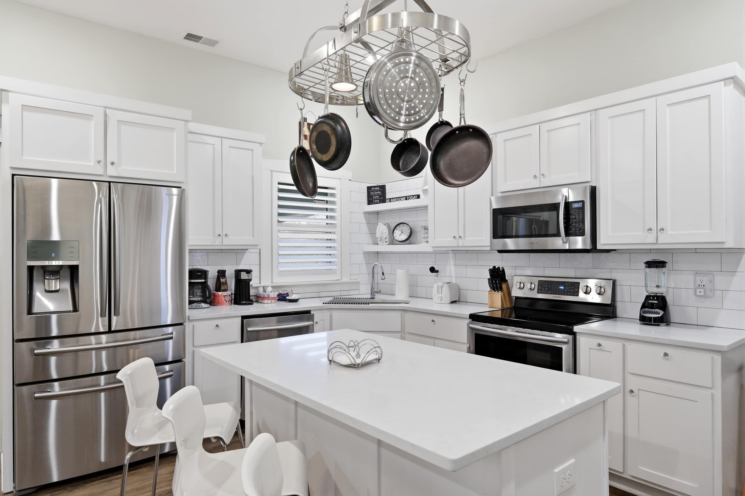 Kjøleskap, mikrobølgeovn, ovn og kokeplater