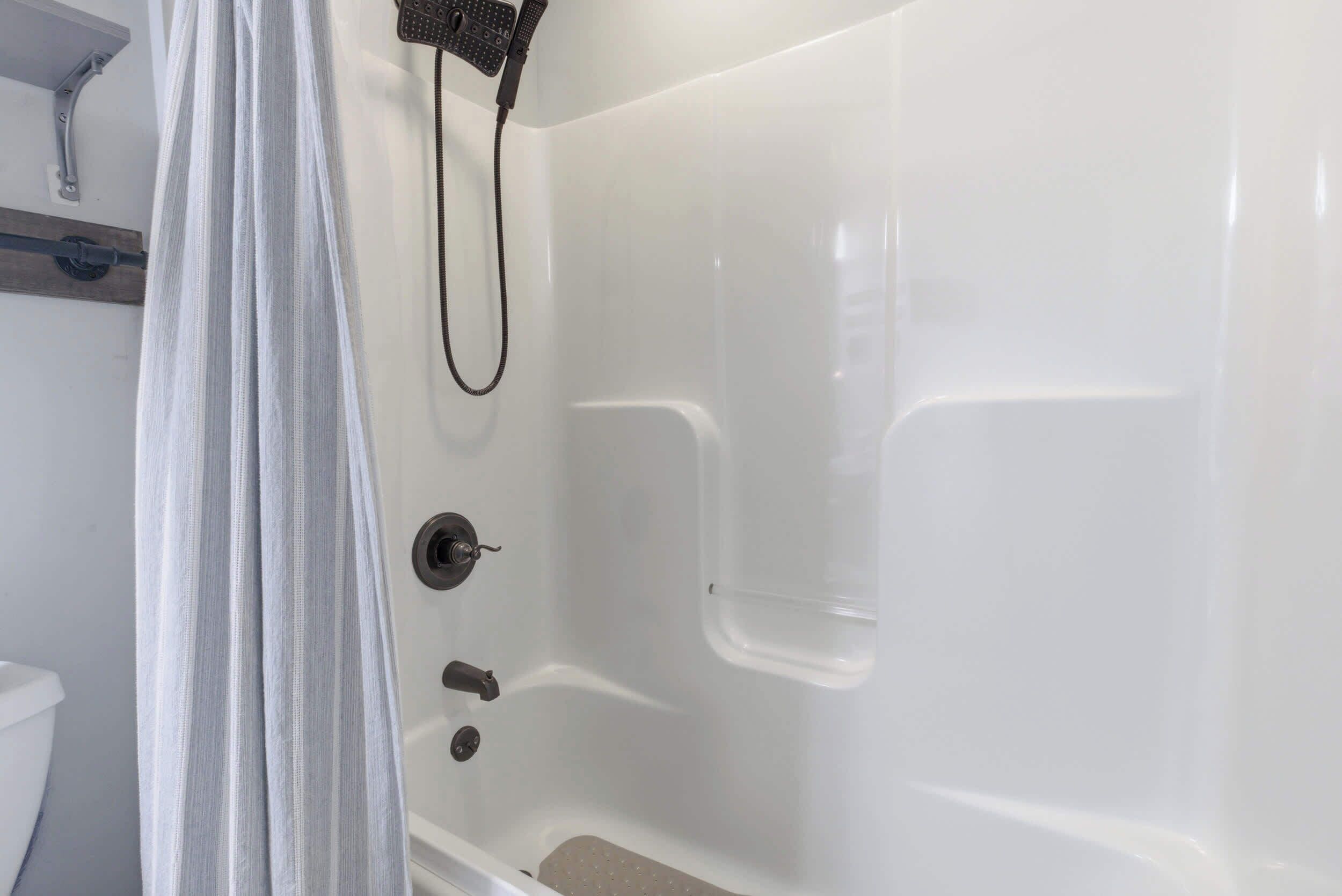 Dusj, hårføner og sjampo