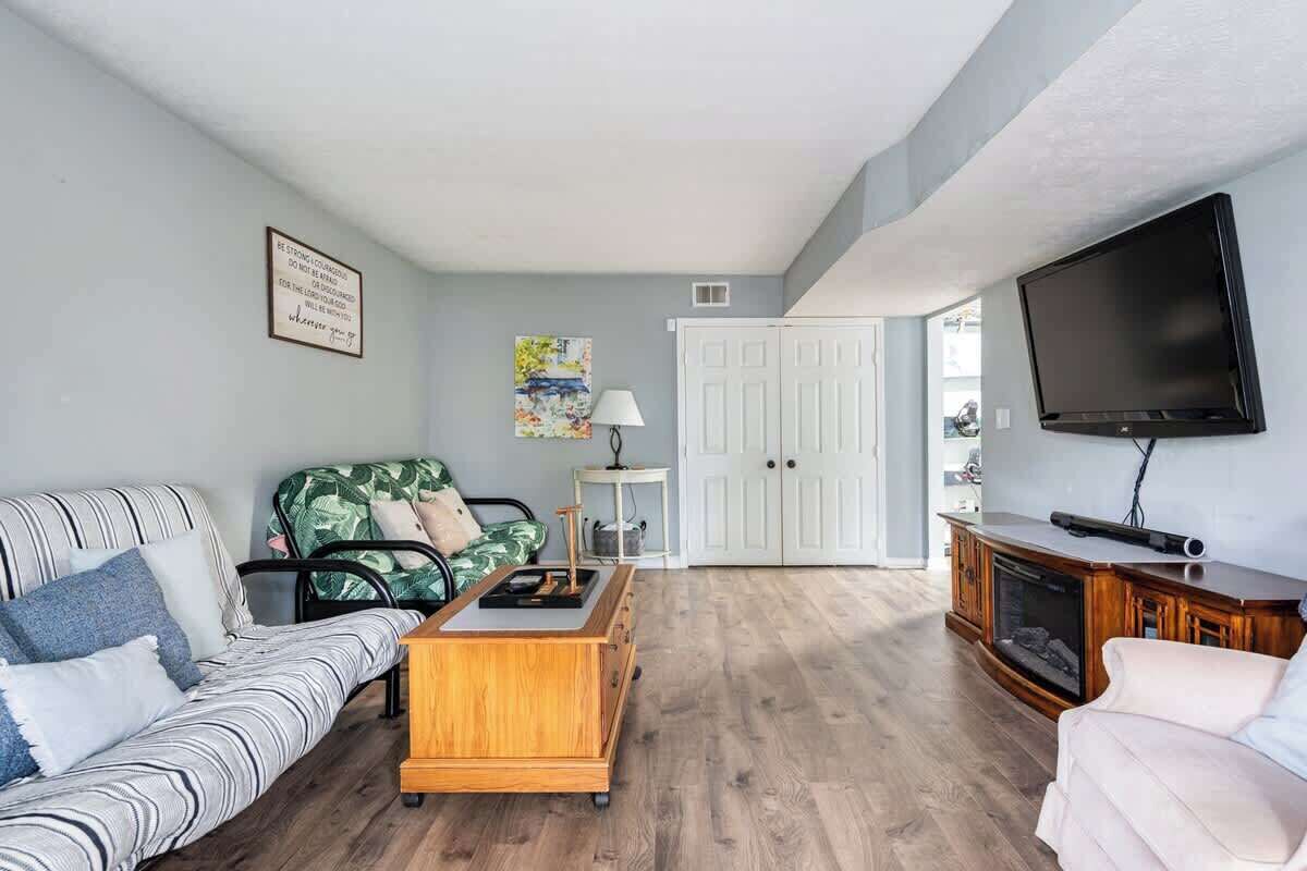 Fernseher, Kamin, Videospiele, Arbeitsbereiche