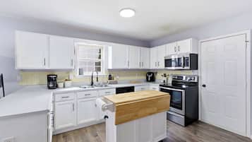 Geladeira, micro-ondas, fogão, cooktop