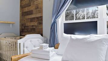 Strykejern/-brett, reiseseng for barn, wi-fi og sengetøy