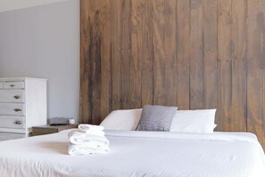 Tabla de planchar con plancha, cuna de viaje, wifi y ropa de cama 