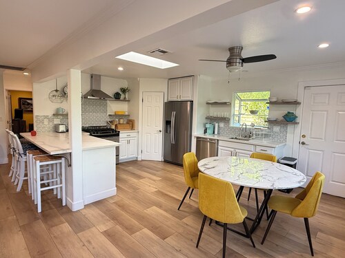 5 bed and 3.5 with private casita. Pool and AC