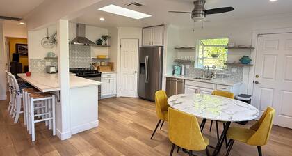 5 bed and 3.5 with private casita. Pool and AC