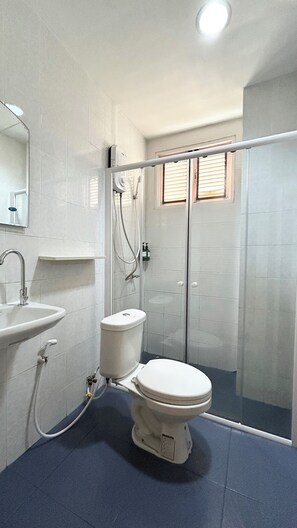 Habitación básica, para no fumadores | Baño | Regadera, jabón, shampoo, papel de baño 