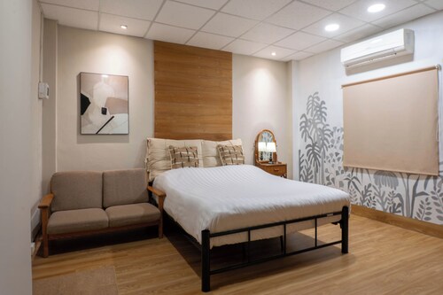 THE GOOSE HOUSE UBON 