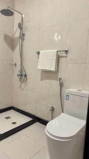 Toallas, jabón, papel de baño 