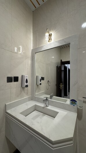 Towels, soap, toilet paper - Two Bedrooms, Living Room & Two Bathrooms Apartment (المدينة المنورة)