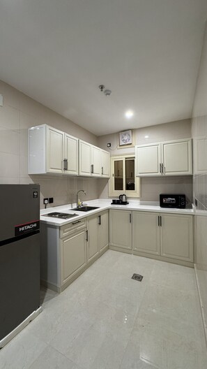 Private kitchen - Two Bedrooms, Living Room & Two Bathrooms Apartment (المدينة المنورة)