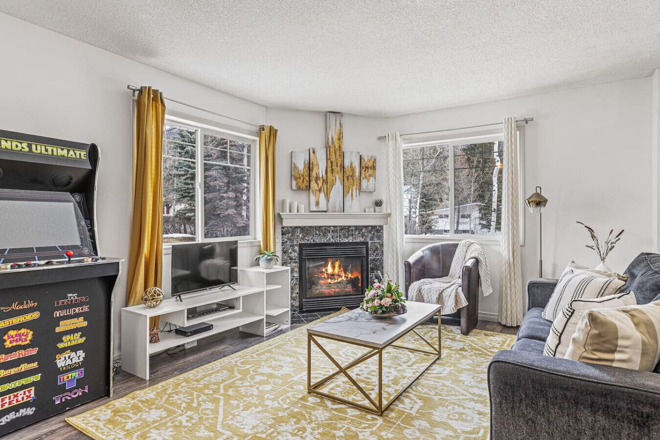 Televisión y chimenea 