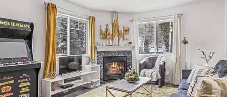 Televisión y chimenea