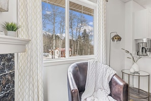 Télévision, cheminée