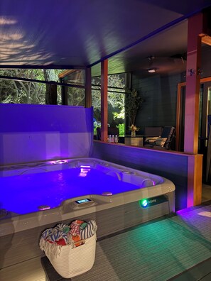 Outdoor spa tub