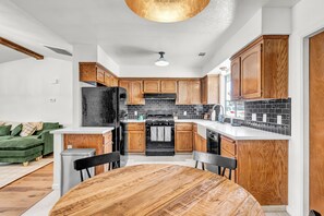 Private kitchen - The Oakhurst Twins 4BR/4BA ~ 20 Mins to Yosemite (Oakhurst)