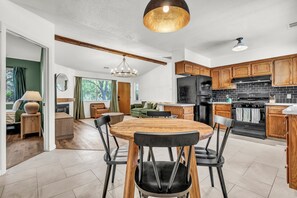 Interior - The Oakhurst Twins 4BR/4BA ~ 20 Mins to Yosemite (Oakhurst)