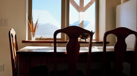 内装. Cozy Queen Apartment in Emigrant, Mountain Views, minutes to Yellowstone Park!