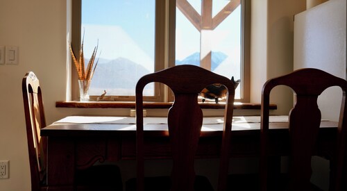 Cozy Queen Apartment in Emigrant, Mountain Views, minutes to Yellowstone Park!