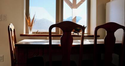 Cozy Queen Apartment in Emigrant, Mountain Views, minutes to Yellowstone Park!