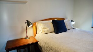 Tabla de planchar con plancha, wifi y ropa de cama 