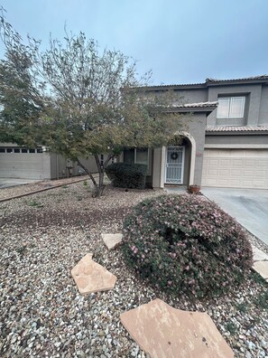 Property grounds - Beautifully updated 3bedroom, 2.5bathroom home in a quiet Surprise neighborhood (Surprise)