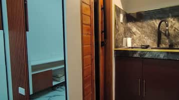 Suíte estúdio, vista para o jardim | Banheiro | Banheira, toalhas de banho, sabonete, shampoo